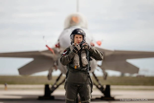 Prima femeie pilot de F-16 din România